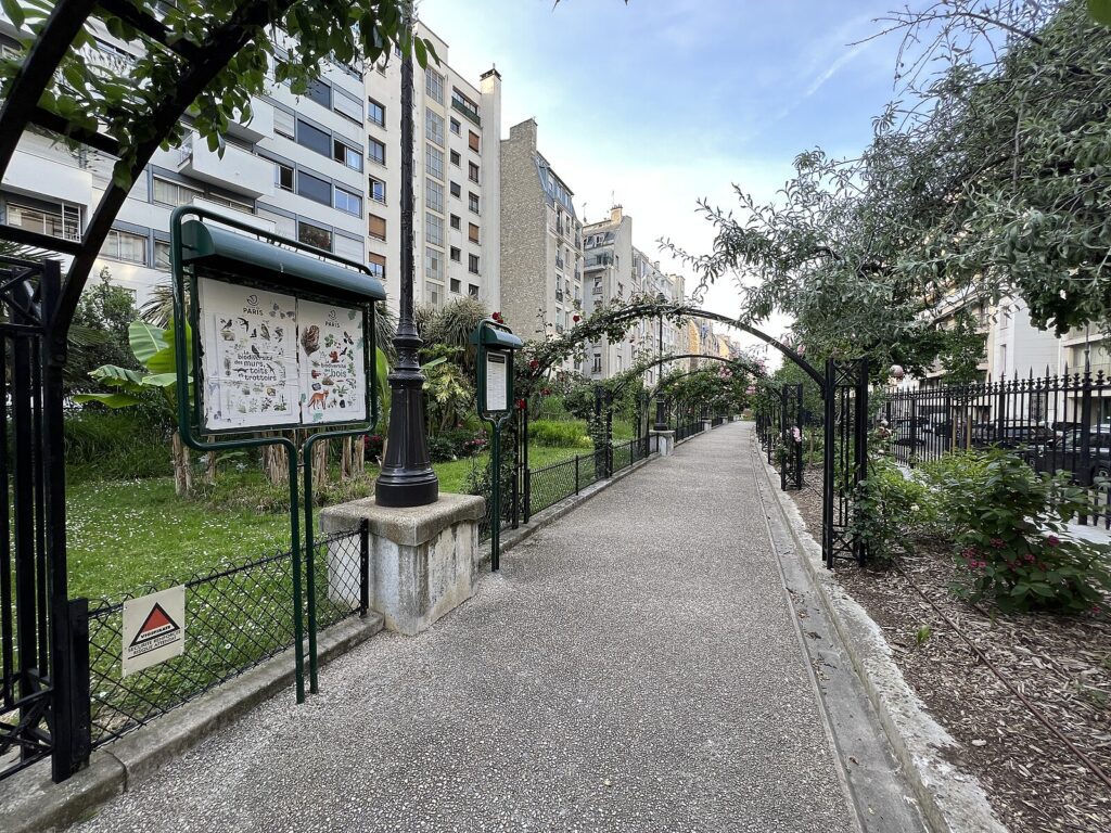 The Jan Doornik square was built on Boulevard Flandrin over the covering of a portion of the RER C line created in 1985, the former Petite Ceinture line built from 1852.
