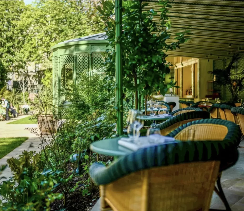 Bellefeuille restaurant offers multi-sensory dinner at their summer terrace with a view on a garden.
