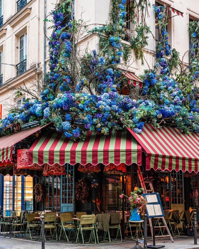 An emblematic place on the map of Paris, Maison Sauvage with its eccentric and rich decoration.